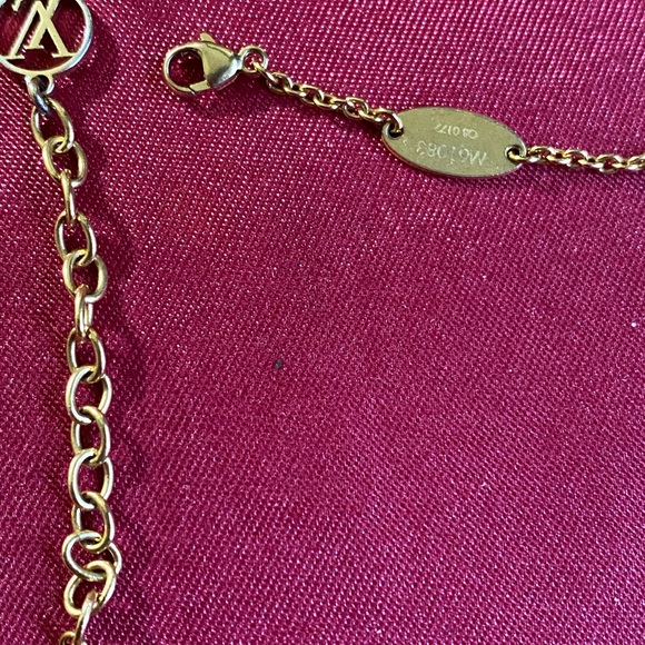 Louis Vuitton V essential necklace - Picture 5 of 6
